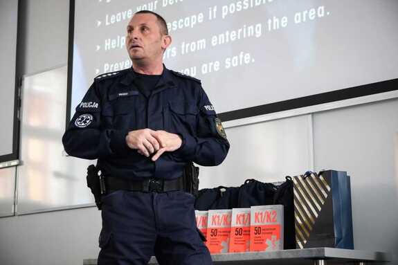 policjant podczas prelekcji na zawodach SUM WARS 2026