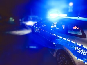 radiowóz z włączonym sygnałami w nocy
