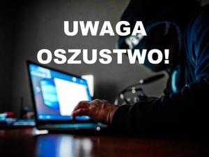 zamaskowana postać i napis uwag oszustwo