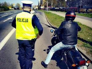 policjant i motocyklista