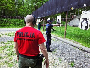 policjanci podczas zajęć na strzelnicy