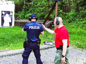 policjanci podczas zajęć na strzelnicy
