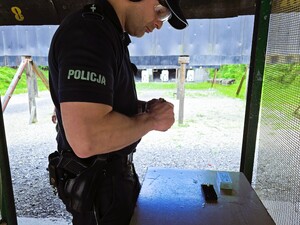 policjanci podczas zajęć na strzelnicy