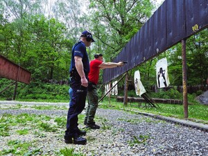 policjanci podczas zajęć na strzelnicy