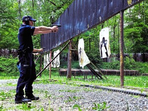 policjanci podczas zajęć na strzelnicy