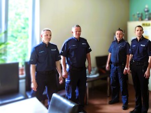 policjanci podczas wprowadzenia na komisariat