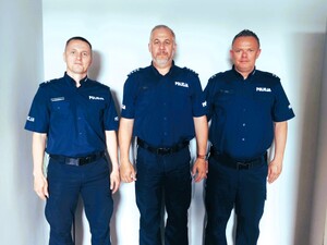 policjanci podczas wprowadzenia na komisariat