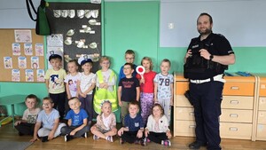 policjanci na spotkaniu z przedszkolakami