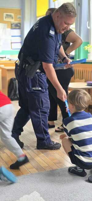 policjanci na spotkaniu z przedszkolakami