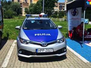 radiowóz na  festynie