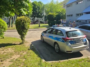 radiowóz na  festynie