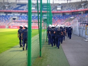 Ćwiczenia policyjne na zabrzańskim stadionie.