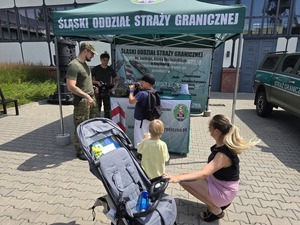policjanci na  festynie