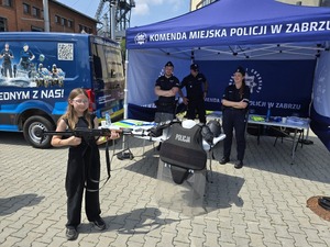 policjanci na  festynie