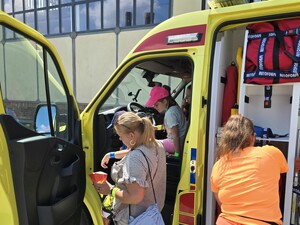 policjanci na  festynie