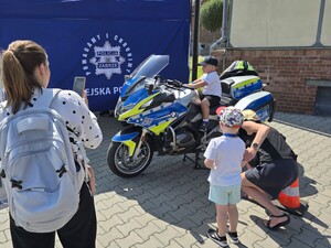 policjanci na  festynie