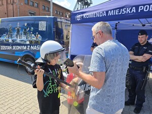 policjanci na  festynie