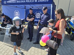 policjanci na  festynie