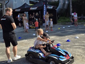 policjanci na  festynie