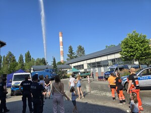 policjanci na  festynie