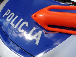 napis policja i bojka ratunkowa