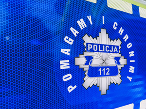 napis policja  pomagamy i chronimy.
