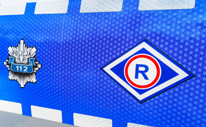 znak ruchu drogowego na radiowozie