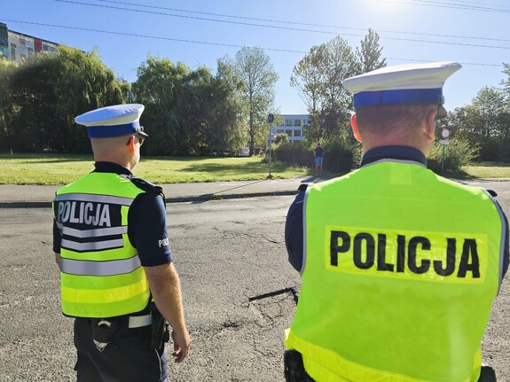 policjanci przy szkole