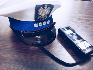 czapka policyjna i alkomat