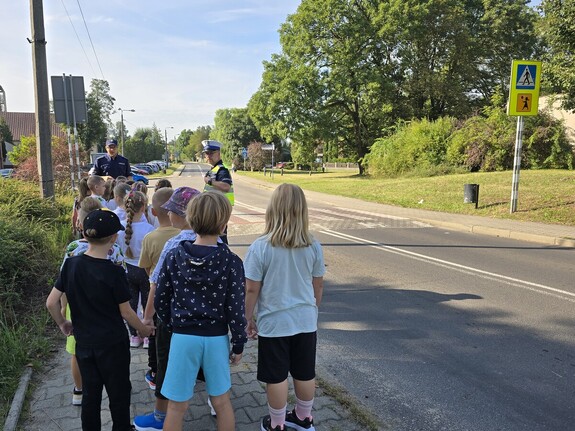 policjanci podczas działań w szkole