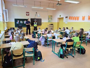 policjanci podczas działań w szkole