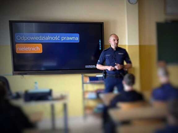 policjant podczas prelekcji