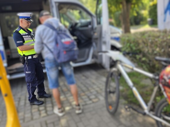 policjant podczas kontroli rowerzysty