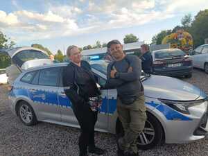 Policjanci podczas wizyty na  ogródkach działkowych