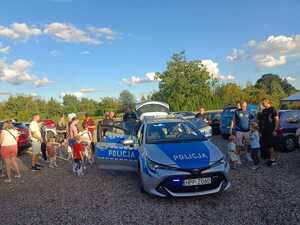 Policjanci podczas wizyty na  ogródkach działkowych