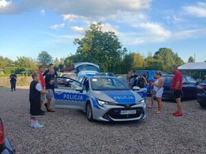 Policjanci podczas wizyty na  ogródkach działkowych
