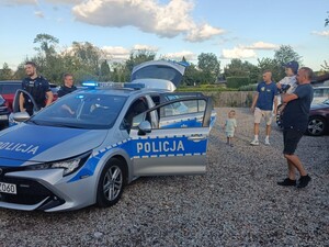 Policjanci podczas wizyty na  ogródkach działkowych
