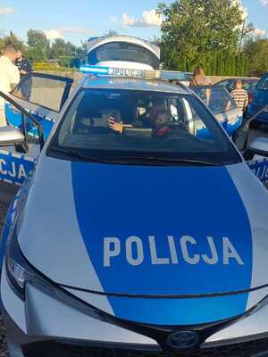 Policjanci podczas wizyty na  ogródkach działkowych