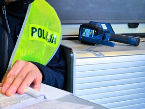 policjanci podczas prowadzeni kontroli prędkości
