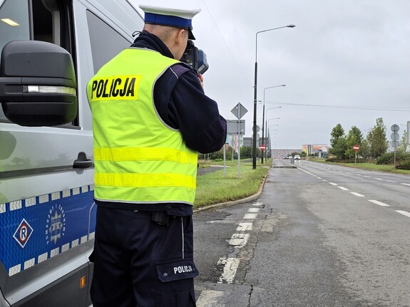 policjanci podczas prowadzeni kontroli prędkości