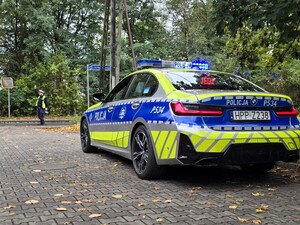 policjanci podczas prowadzeni kontroli prędkości