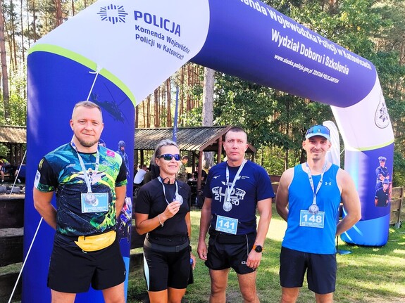 policjanci na  mecie biegu