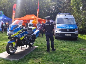 policjant na festynie w parku