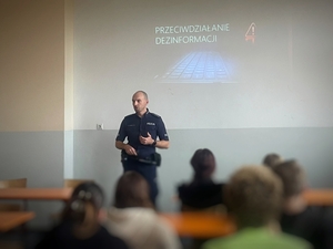 policjant podczas prelekcji